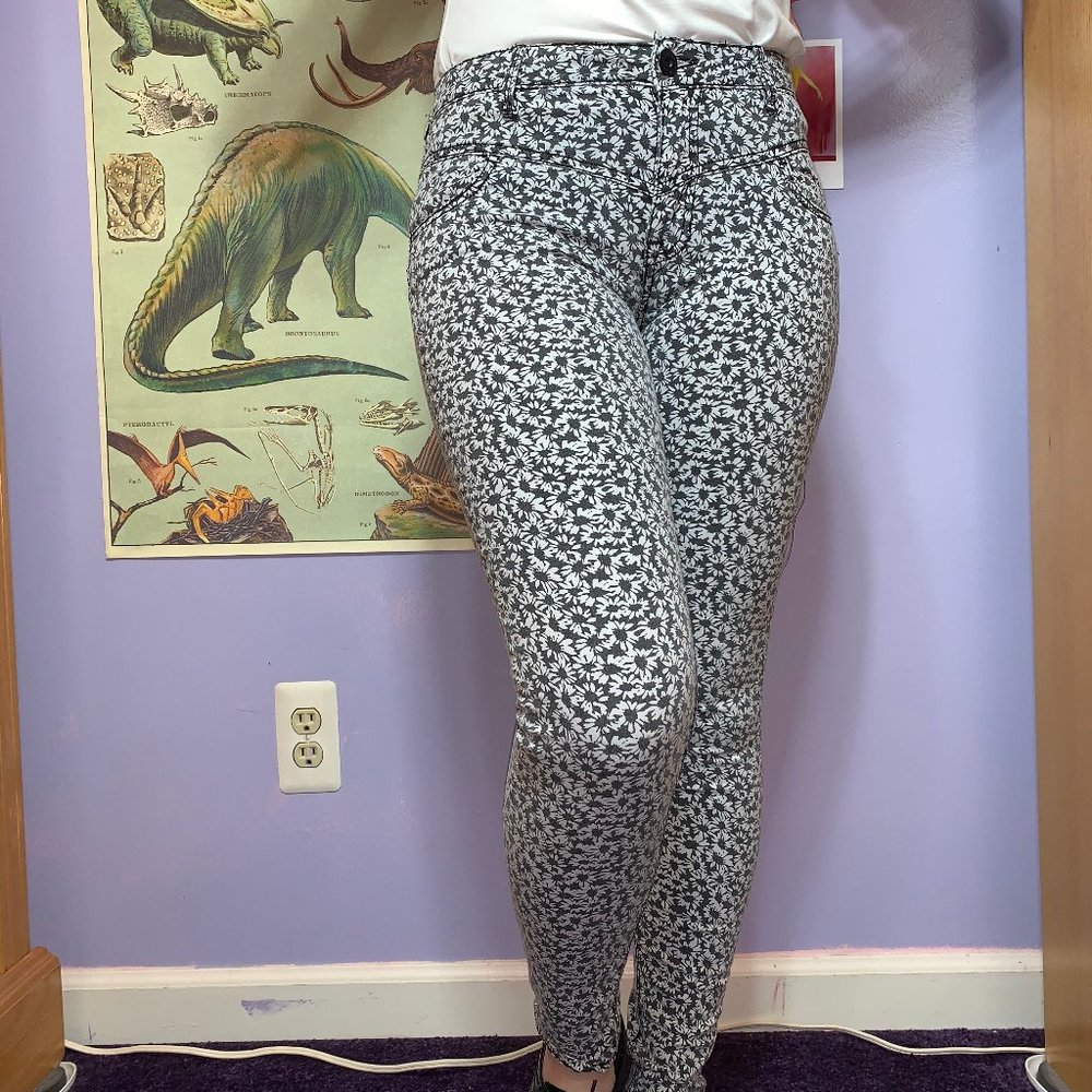 Cute white & black daisy pants from PacSun 🌼